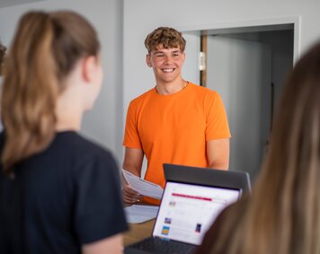 img-de-arbeiten-im-büro-neubau-02