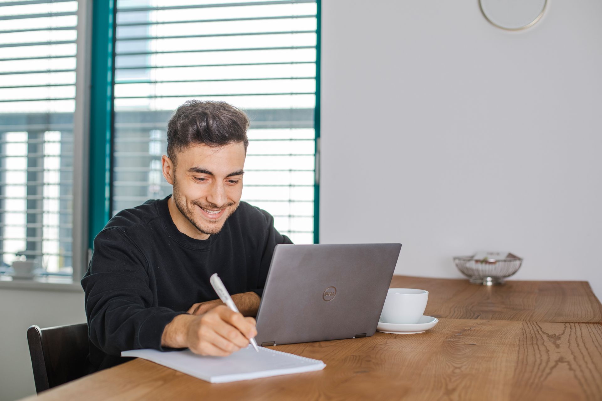 img-de-mitarbeiter-laptop-homeoffice