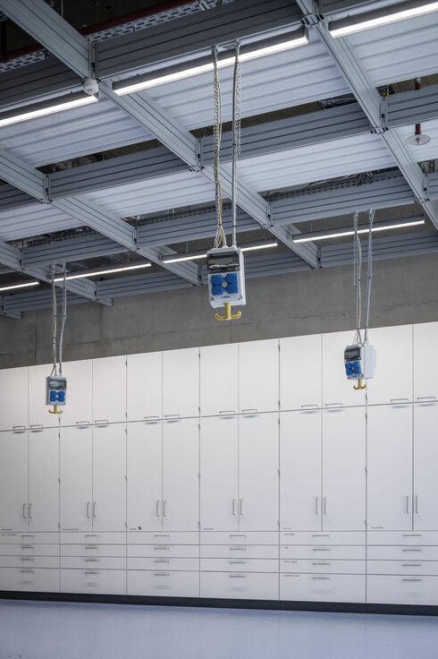 img-de-forschungsraeume-garching-click-and-load-installationsraster-3