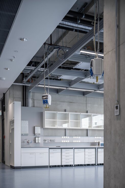 img-de-forschungsraeume-garching-click-and-load-installationsraster-13