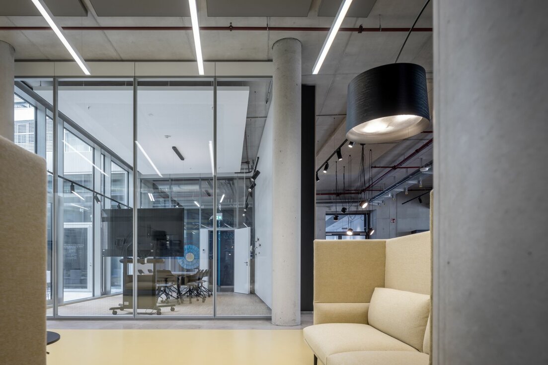 img-de-forschungsraeume-garching-click-and-load-installationsraster-24