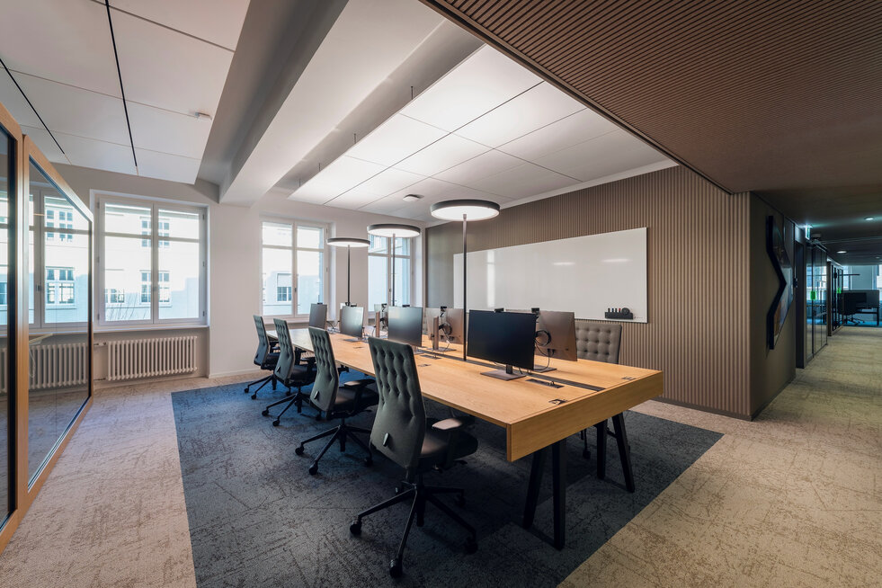 Moderne Büroinsel mit acht Arbeitsplätzen in hell gestaltetem Raum mit Holzoptik und warmem Ambiente | © Fotos: Peter Würmli © Evolution Design