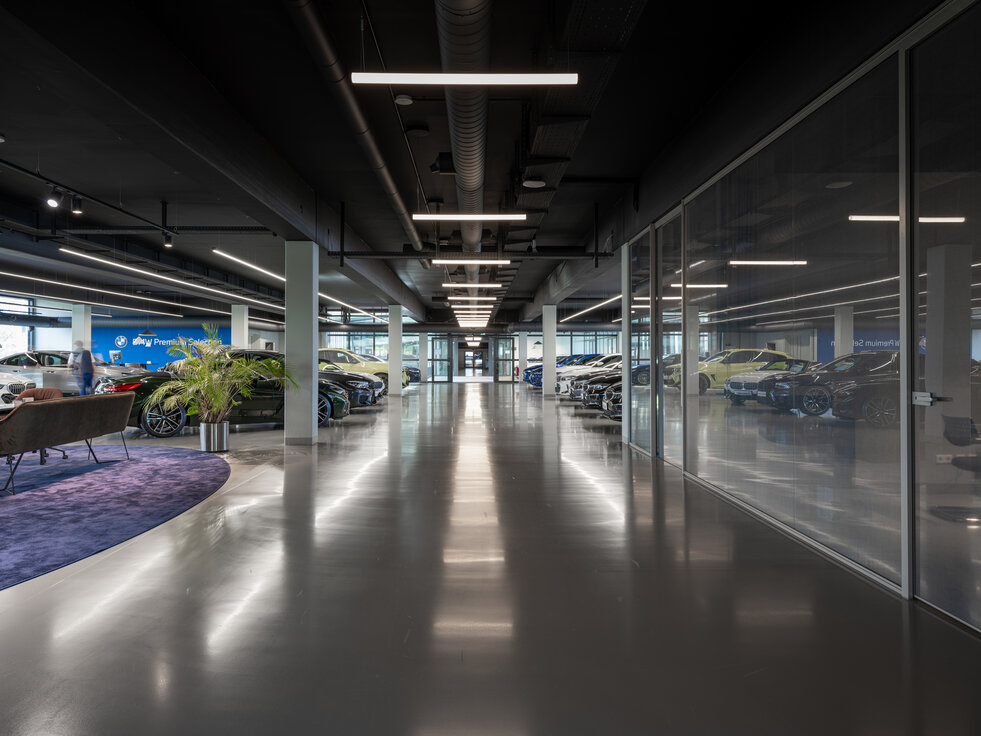 Langer Gang im BMW Showroom Stuttgart-Vaihingen mit Ausstellungsfahrzeugen und Lindner Glastrennwand zur Abgrenzung der Büroräume | © © Tomislav Vukosav | www.tomislavvukosav.de