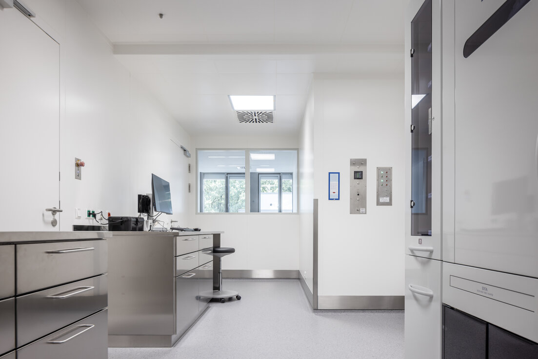 Minimalistisch gestaltetes Reinraumlabor mit Edelstahlmöbeln, heller Beleuchtung und ergonomischem Arbeitsplatzdesign in der Zentralapotheke des DONAUISAR Klinikums.. | © © www.Lindner-Group.com