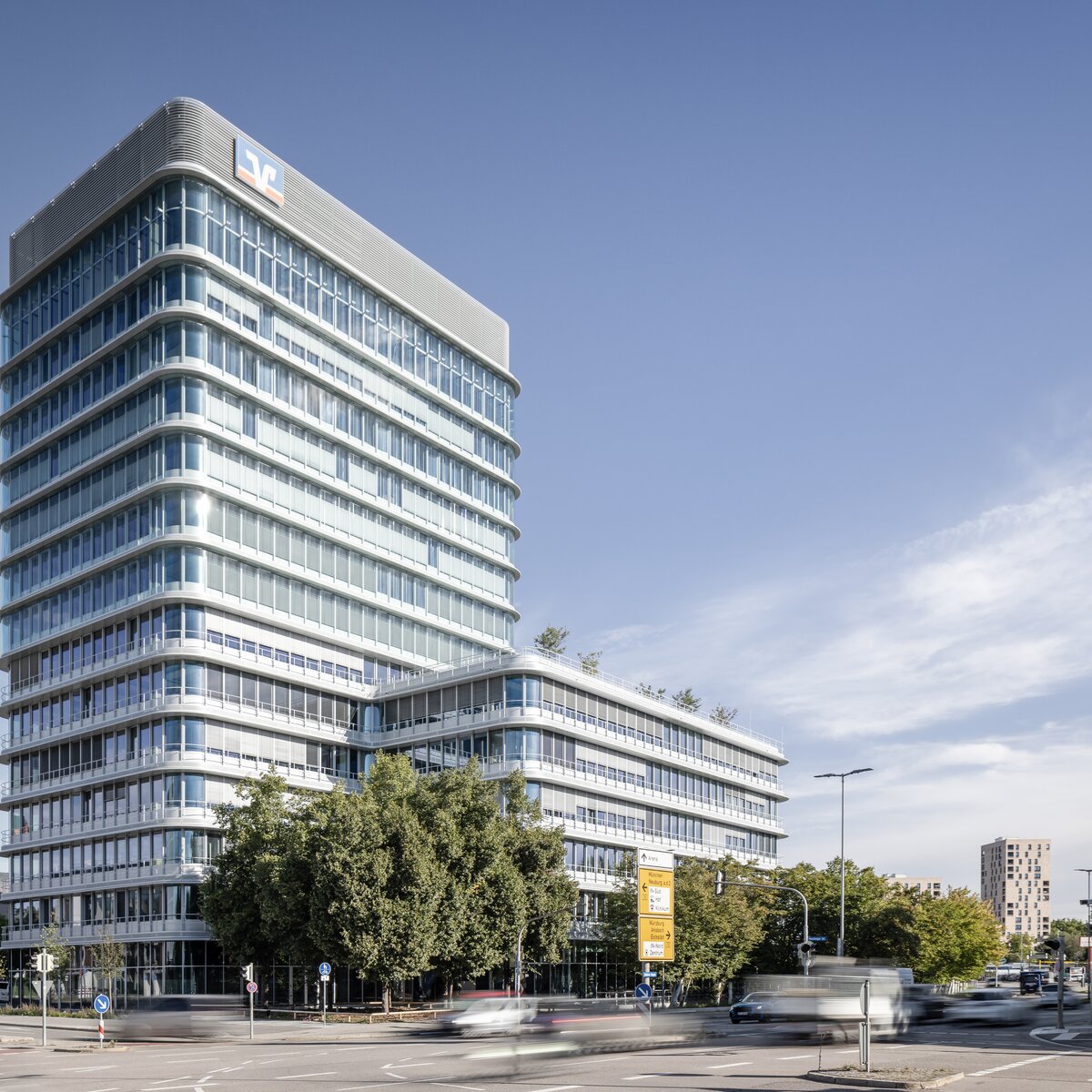 Außenansicht des Donau Towers in Ingolstadt – schlanke Glas‑ und Stahlfassade, leuchtende Fensterfront und markanter Turm, das von Lindner gestaltete Gebäude von außen betrachtet | © © www.Lindner-Group.com