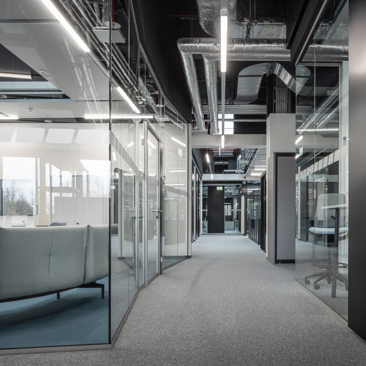 Flurbereich im Neubau von Endress+Hauser in Waldheim mit schwarzen Lindner Glastrennwänden im Industrial Style, transparente Büro- und Besprechungsbereiche | © © www.Lindner-Group.com