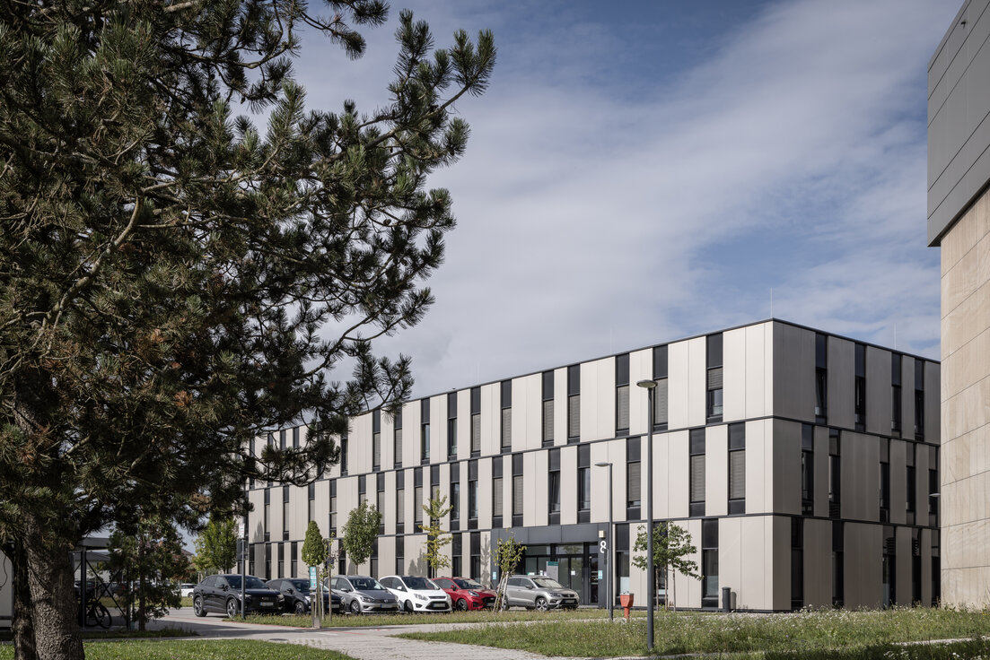 © © www.Lindner-Group.com Außenansicht des InnKlinikums Altötting und Mühldorf in Altötting mit Parkplatz, Grünfläche und Bäumen; Lindner Group unterstützte den Umbau der Zentralapotheke mit eigenen Produkten. | © © www.Lindner-Group.com