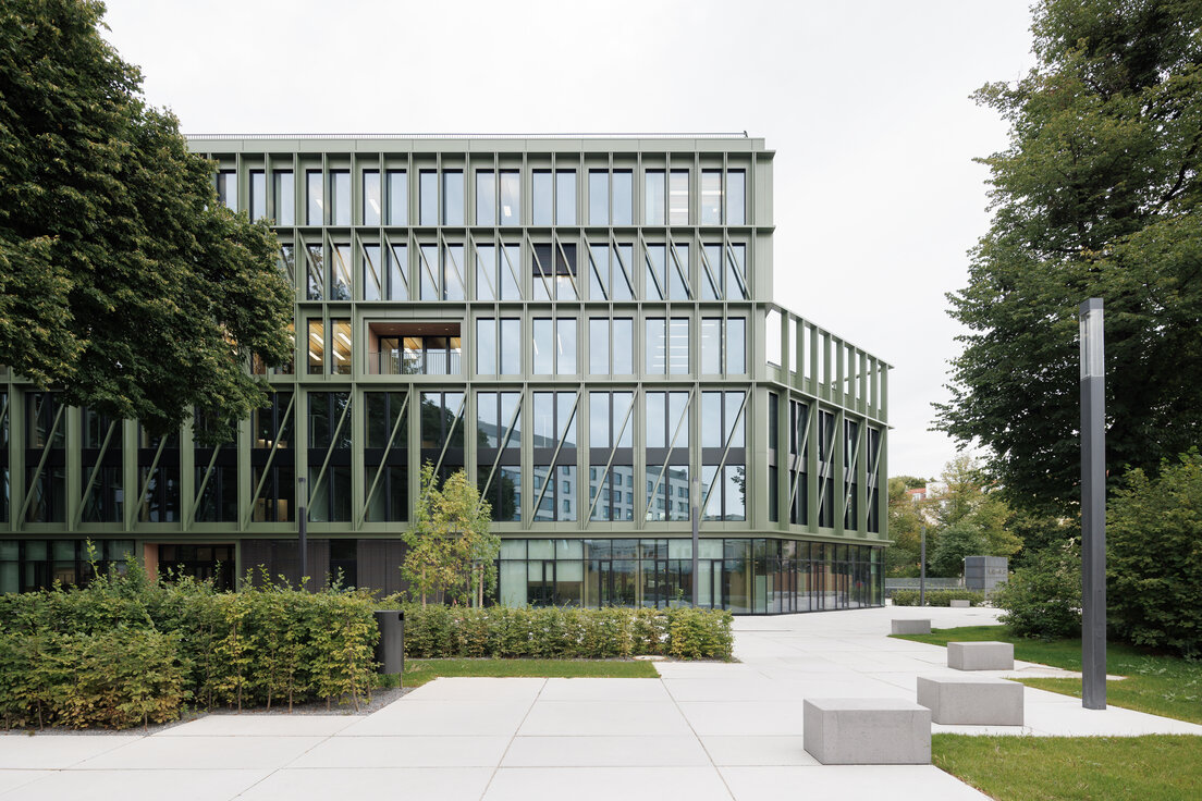 Außenansicht des Interhyp-Büros in München mit gläserner Fassade und Grünfläche; im Inneren verbaute Lindner Raum-in-Raum-Systeme. | © © Nikolay Kazakov