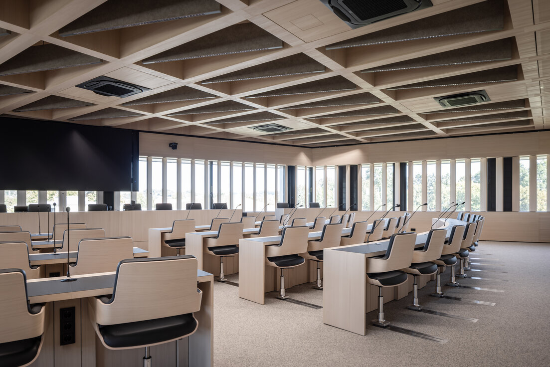 Moderner Sitzungssaal im Landratsamt Landshut mit hellem Holz, maßgefertigten Tischen und hochwertigem Innenausbau von Lindner Group | © © www.Lindner-Group.com