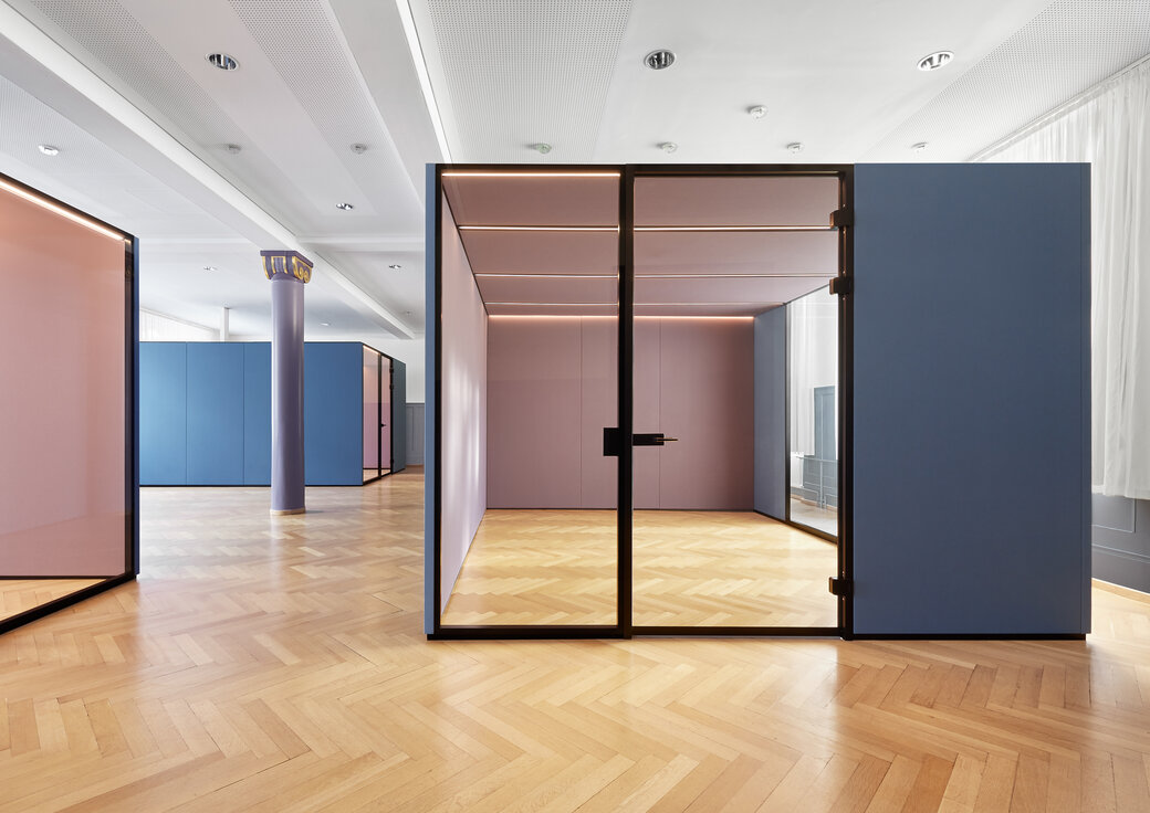 Modulare Raum-in-Raum Systeme der Lindner Group: CAS Rooms in Rosa und Blau strukturieren einen revitalisierten offenen Arbeitsbereich mit integrierter Licht- und Lüftungstechnik. | © © Carolin Wengert | architekten keller daum