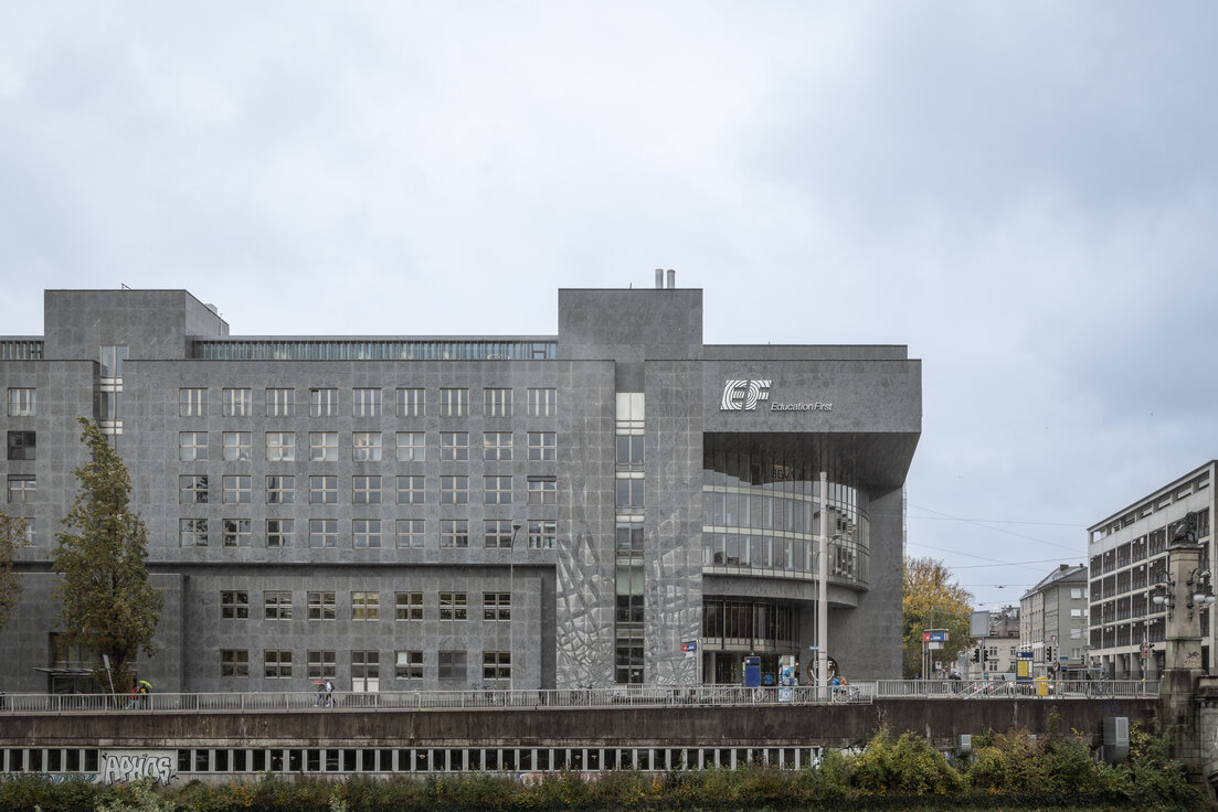 EF Education First Gebäude in Zürich mit Betonfassade an der Selnaustrasse, realisiert mit Lindner SE als Generalunternehmer im Innenausbau. | © © www.Lindner-Group.com