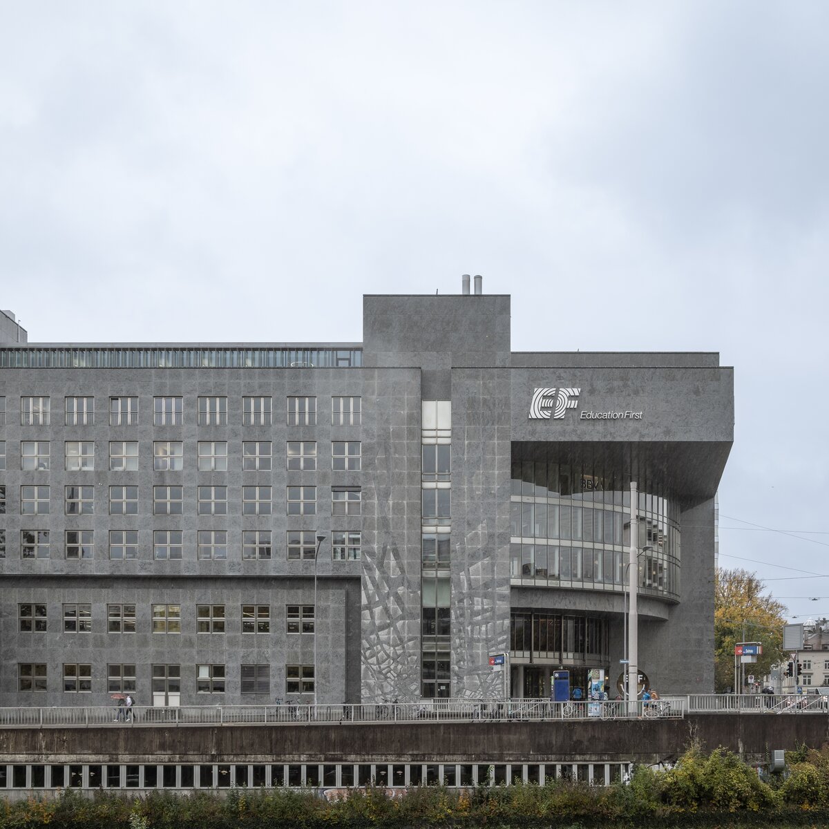EF Education First Gebäude in Zürich mit Betonfassade an der Selnaustrasse, realisiert mit Lindner SE als Generalunternehmer im Innenausbau. | © © www.Lindner-Group.com