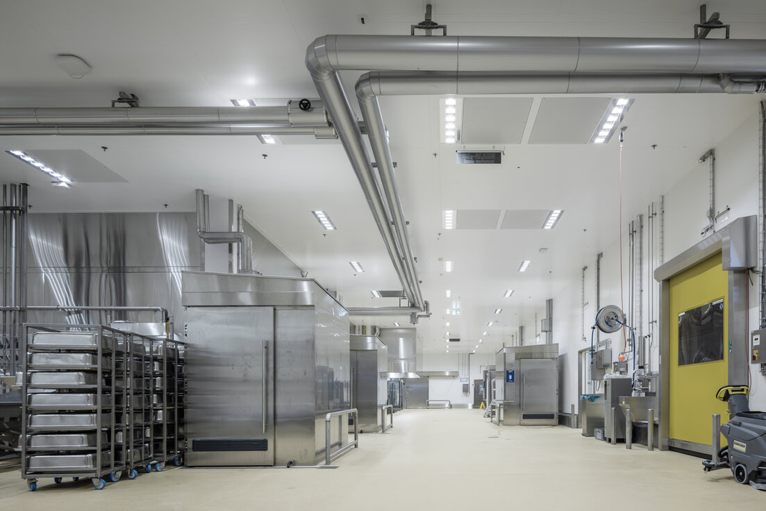 Produktionsraum der Menu and More AG mit moderner Großküchentechnik, Lindner Reinraumdecken und integrierten Reinraumleuchten. | © © www.Lindner-Group.com