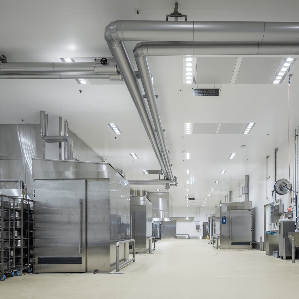 Produktionsraum der Menu and More AG mit moderner Großküchentechnik, Lindner Reinraumdecken und integrierten Reinraumleuchten. | © © www.Lindner-Group.com
