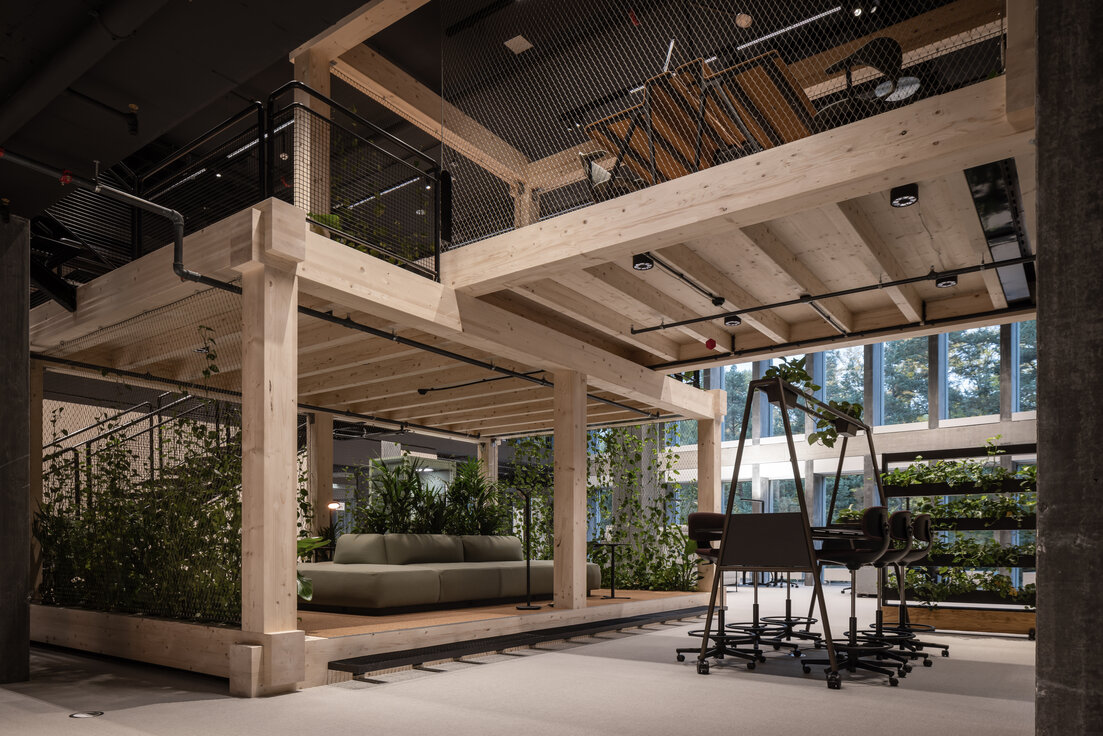 © © www.Lindner-Group.com Holzkonstruktion als Raumabgrenzung im Open-Work-Bereich mit begrüntem Meetingbereich und Lindner Bodenkonstruktion im Industrial Design | © © www.Lindner-Group.com