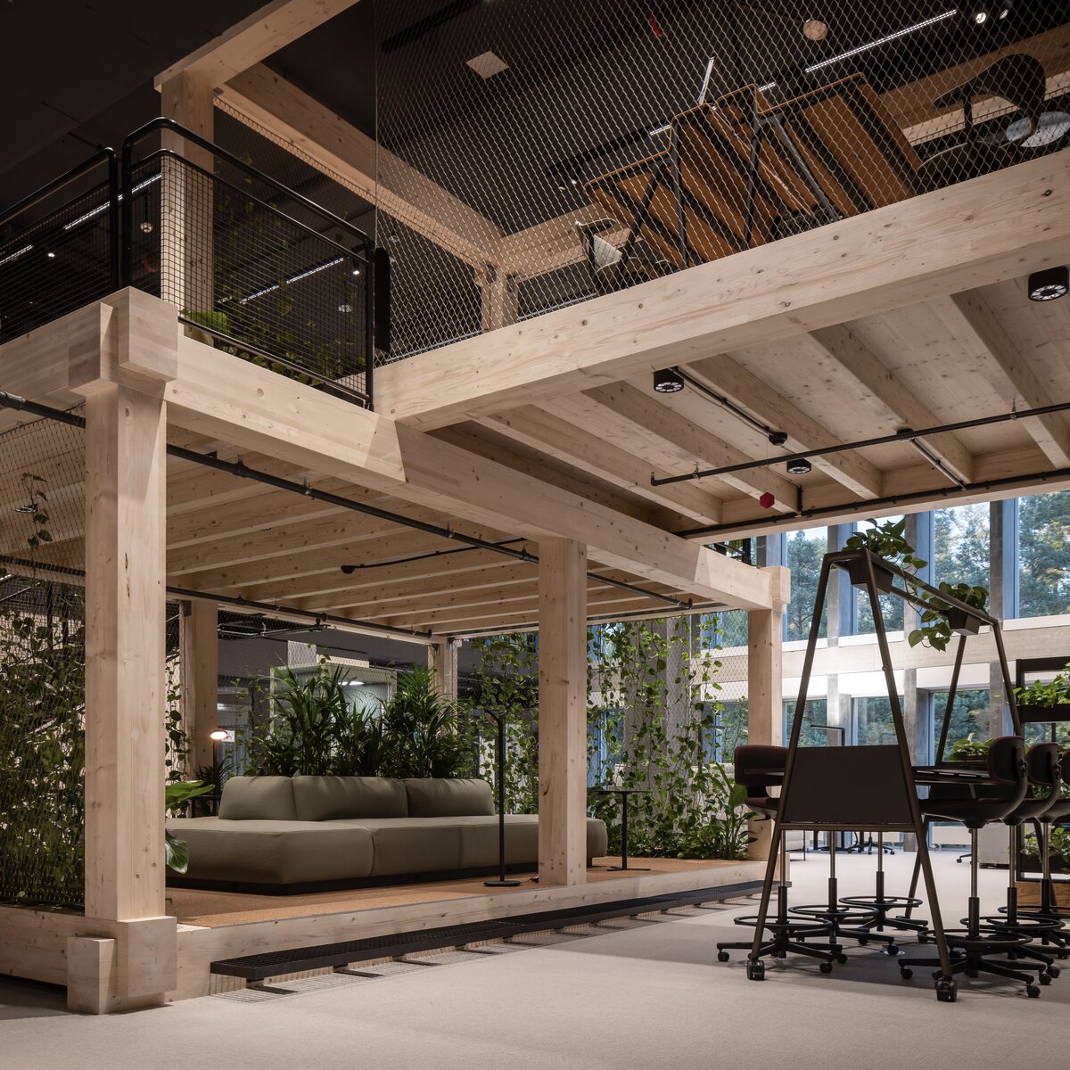 Holzkonstruktion als Raumabgrenzung im Open-Work-Bereich mit begrüntem Meetingbereich und Lindner Bodenkonstruktion im Industrial Design | © © www.Lindner-Group.com