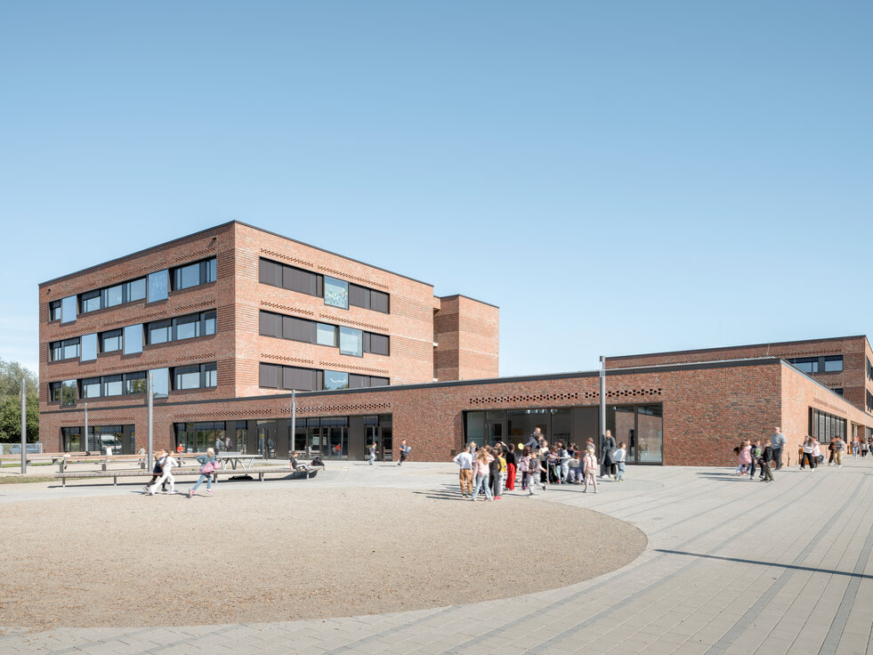 Schulzentrum an der Hamburger Straße in Bremerhaven mit Schülern auf dem Schulhof – Teil des Projekts 3 Schulen Bremerhaven | © © Marcus Bredt