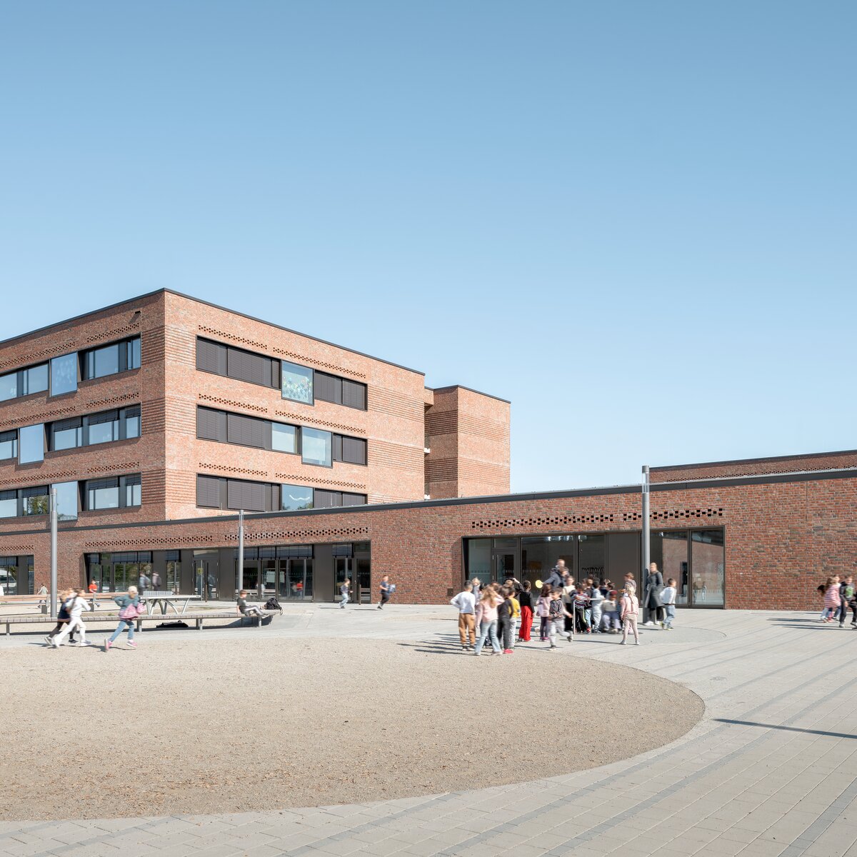 Schulzentrum an der Hamburger Straße in Bremerhaven mit Schülern auf dem Schulhof – Teil des Projekts 3 Schulen Bremerhaven | © © Marcus Bredt