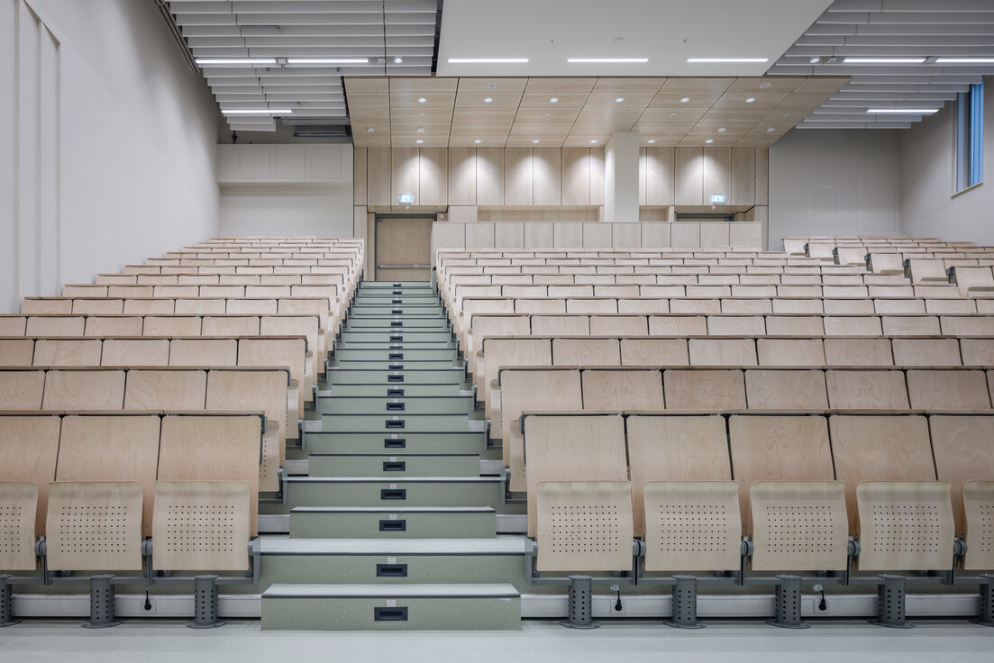 © © www.Lindner-Group.com Moderne Hörsaal-Tribüne im MIN-Forum Hamburg mit heller Bestuhlung, mittiger Treppenanlage und harmonischer Raumgestaltung – realisiert von Lindner Group. | © © www.Lindner-Group.com