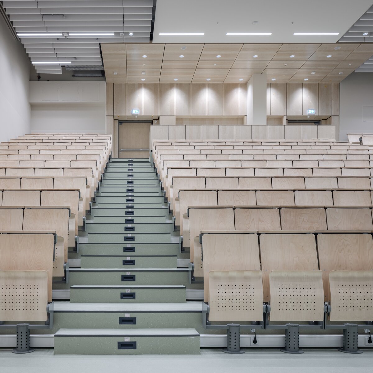 Moderne Hörsaal-Tribüne im MIN-Forum Hamburg mit heller Bestuhlung, mittiger Treppenanlage und harmonischer Raumgestaltung – realisiert von Lindner Group. | © © www.Lindner-Group.com
