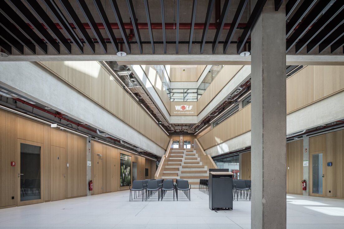 Helles Foyer im WOLF Besucherzentrum Mainburg mit Holz-Beton-Design und Lindner Innenausbau | © © www.Lindner-Group.com