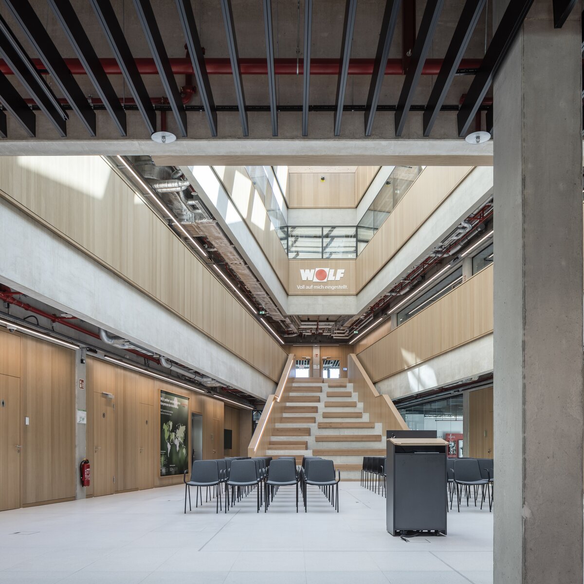 Helles Foyer im WOLF Besucherzentrum Mainburg mit Holz-Beton-Design und Lindner Innenausbau | © © www.Lindner-Group.com