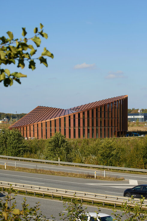 © © Thomas Mølvig Rundes Dymak Headquarter in Odense mit kupferfarbener Holzfassade von Lindner, nachhaltige Architektur in grüner Umgebung | © © Thomas Mølvig