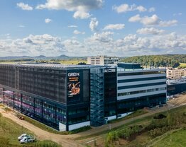 Luftaufnahme des GRIDX Multi-Experience Campus in Wickrange, modernes Gewerbe- und Bürogebäude mit markanter Fassadengestaltung | © © GRIDX