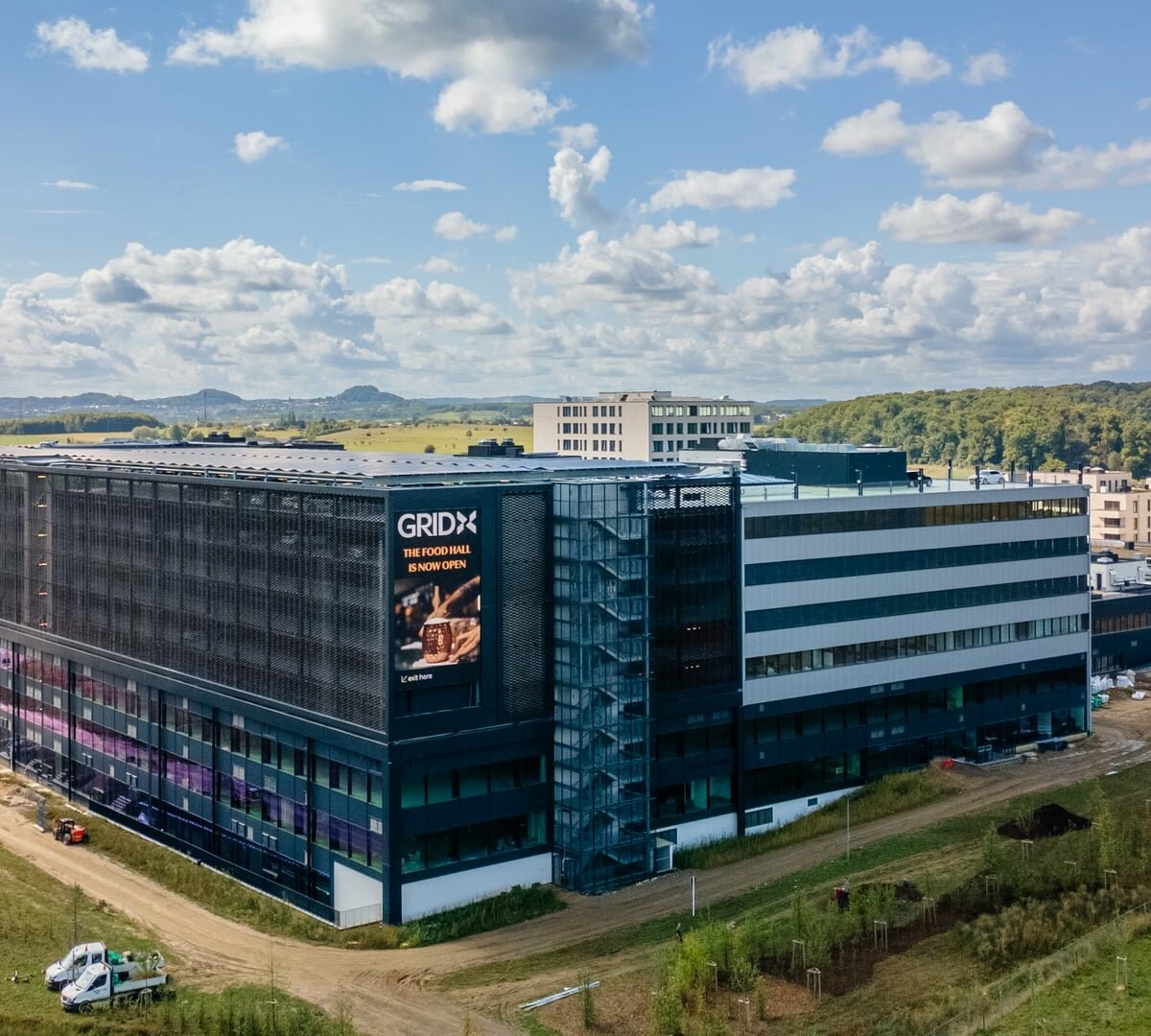 Luftaufnahme des GRIDX Multi-Experience Campus in Wickrange, modernes Gewerbe- und Bürogebäude mit markanter Fassadengestaltung | © © GRIDX