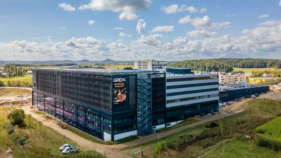 Luftaufnahme des GRIDX Multi-Experience Campus in Wickrange, modernes Gewerbe- und Bürogebäude mit markanter Fassadengestaltung | © © GRIDX