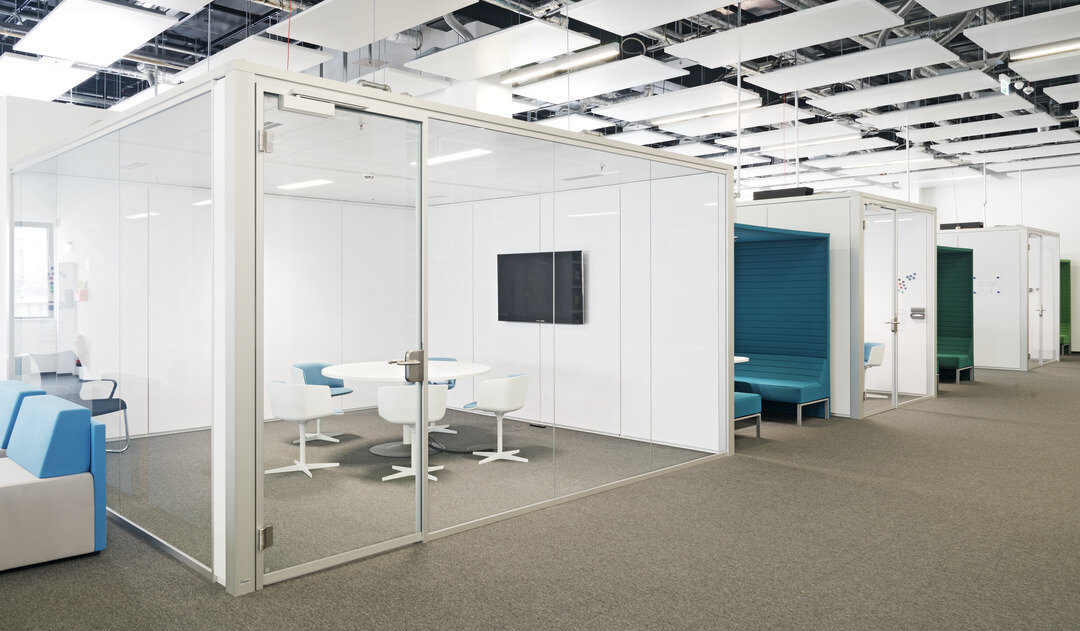 Offener Bürobereich im Verwaltungsgebäude der Daimler AG in Böblingen mit Lindner Cube Raum-im-Raum-Systemen und quadratischen Deckensegeln