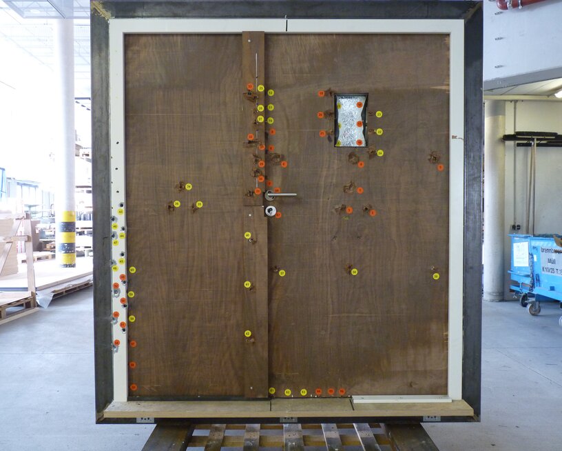 Rückseite einer beschusshemmenden Türe nach Prüfung.