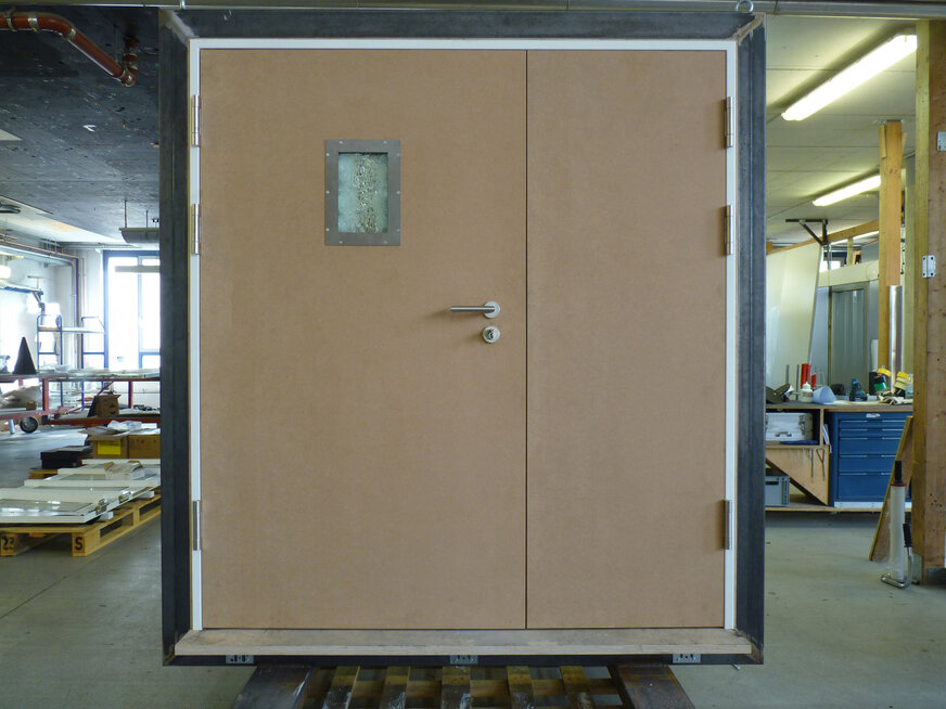 Vorderseite einer beschusshemmenden Türe.