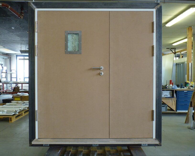 Vorderseite einer beschusshemmenden Türe.