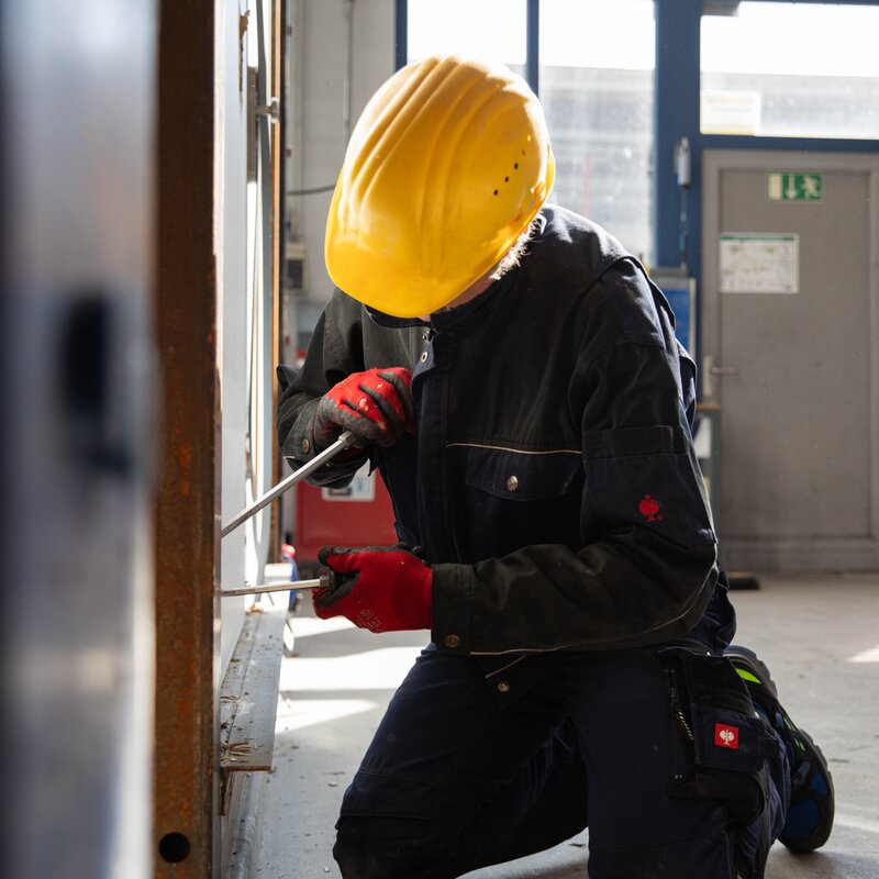 Einbruchversuch am Schloss einer Türe mit Werkzeug.