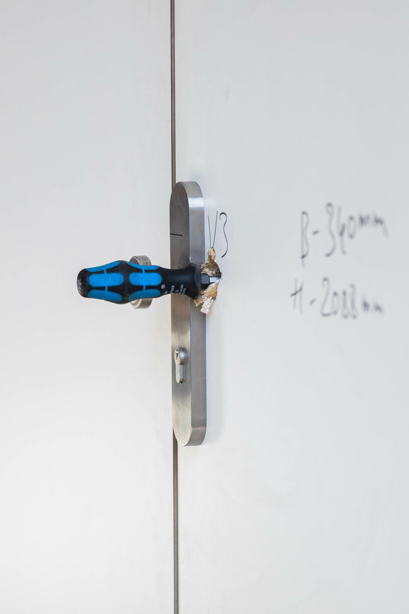 Ein Türknauf während eines Einbruchversuchs mit Schraubenzieher.