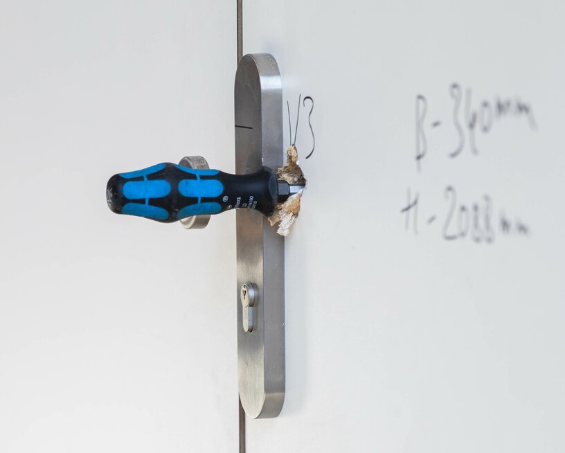 Ein Türknauf während eines Einbruchversuchs mit Schraubenzieher.