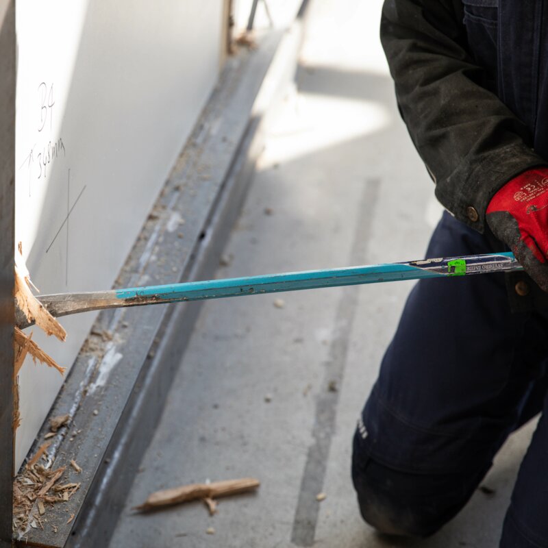 Einbruchversuch an einer Holztüre mit einer Brechstange.