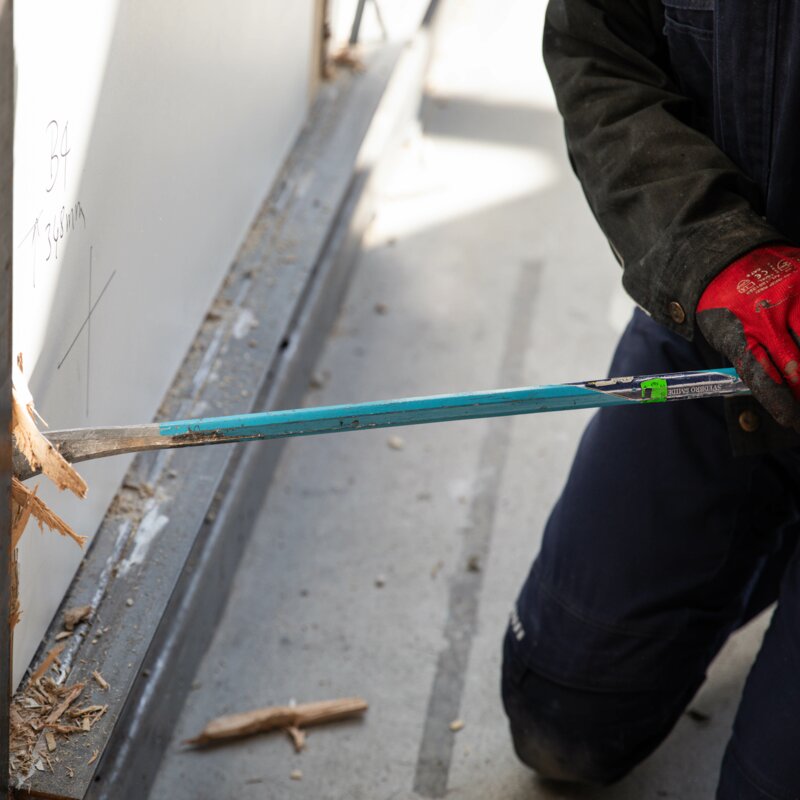 Einbruchversuch an einer Holztüre mit einer Brechstange.