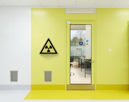 Eine Labortür mit Strahlenschutzsymbol.