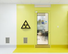 Eine Labortür mit Strahlenschutzsymbol.