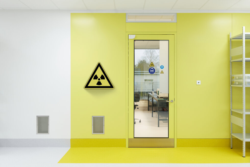 Eine Labortür mit Strahlenschutzsymbol.